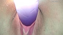 Неугомонная девушка в колготках светит волосатой дырочкой во времячко попы
