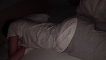 Бритоголовый парнишка имеет в спальне тёлочку с двумя косичками